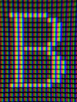 Макроснимок буквы B, видно отдельные лампочки каждого пикселя.