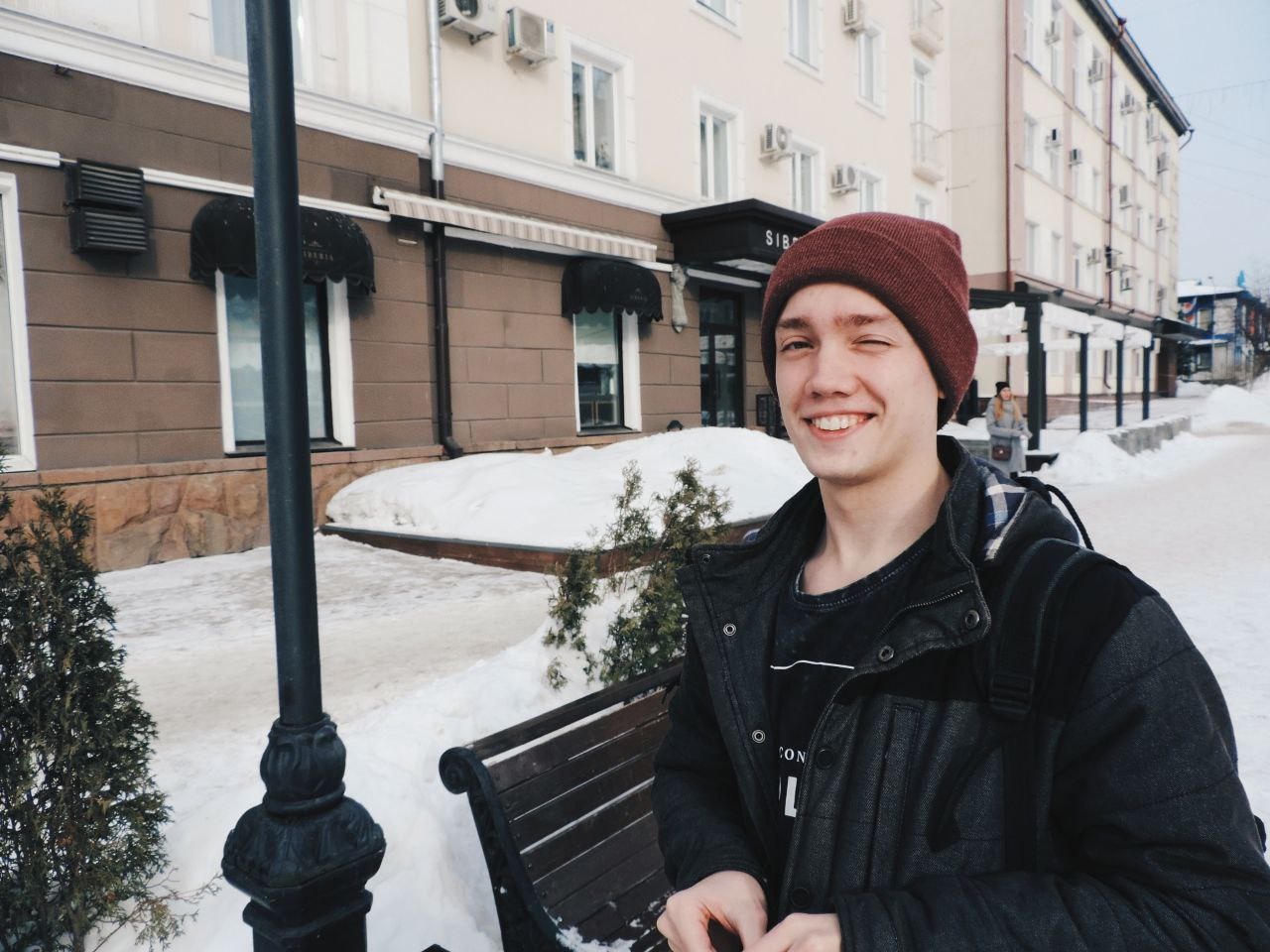 Красивый улыбающийся человек. Зимний Томск на фоне.